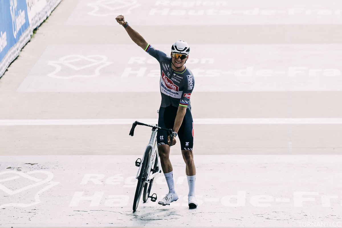 Bidon (@ciclismoliquido) on Twitter photo «Van Der Poel queste strade le sente prima ancora di vederle, riesce come nessun altro ad anticipare il destino suo e dei movimenti della bicicletta a cui si affida, o sarebbe meglio dire della bicicletta che a lui sembra affidarsi».
👉 bidonmagazine.org/roubaix-2025
✍️<a href="/ledep/">Leonardo Piccione</a> / <a href="/cauz_/">cauz. 🍉</a> «Van Der Poel queste strade le sente prima ancora di vederle, riesce come nessun altro ad anticipare il destino suo e dei movimenti della bicicletta a cui si affida, o sarebbe meglio dire della bicicletta che a lui sembra affidarsi».
👉 bidonmagazine.org/roubaix-2025
✍️<a href="/ledep/">Leonardo Piccione</a> / <a href="/cauz_/">cauz. 🍉</a>