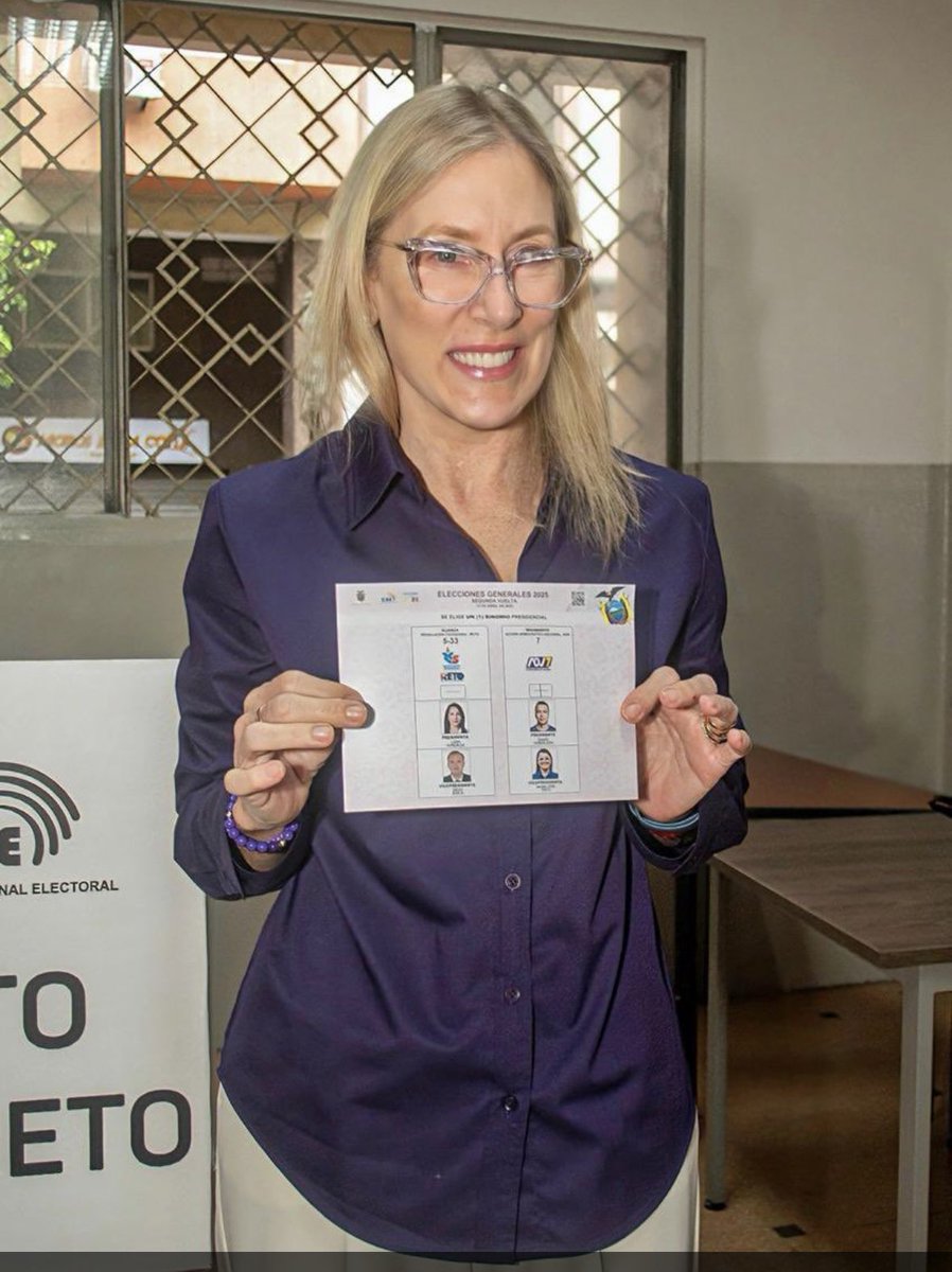 MLuzarragaEc's tweet photo. Somos iguales pero nos juzgan de diferentes maneras.

Ellas hacen parte del poder, uno como ciudadana no. 

Son una porquería @cnegobec 

#LuisaGonzalez https://t.co/wtOVIdZXj8