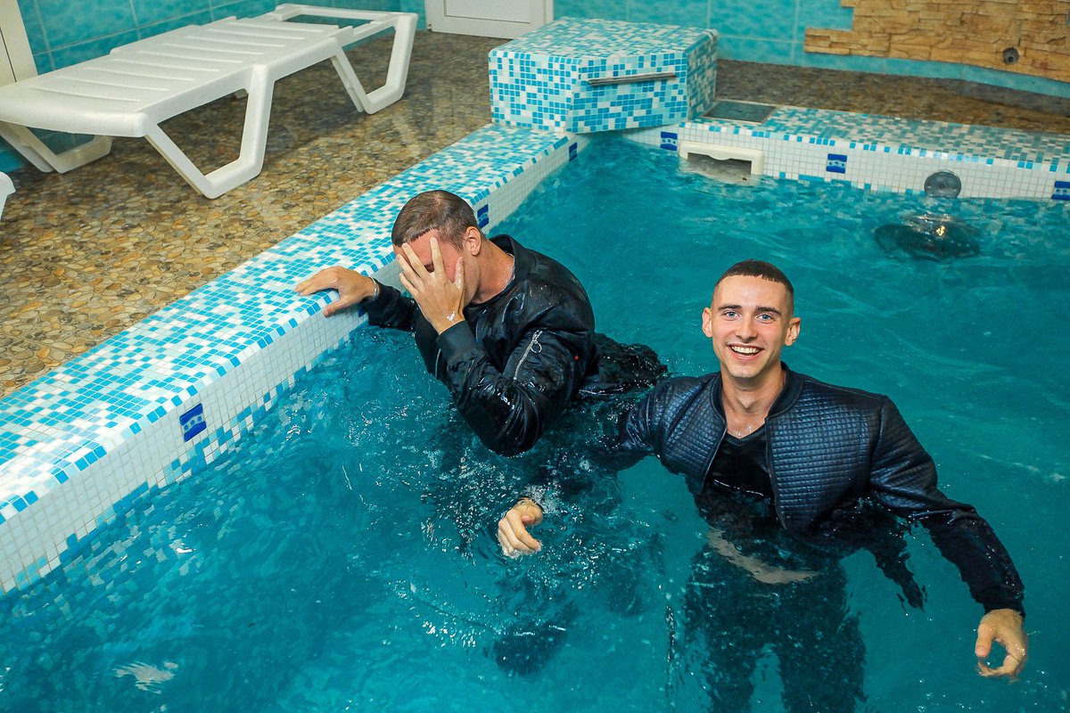 leathercz22's tweet photo. #maninleatherjacket #leather #leatherman #leatherjacket #leathergayboy #leatherwet #leathergay #leatherguy #leatherboy #leatherfetishboy #leatherwetgay #leatherfetish #wetleatherjacket #wetleather #gaywetfetish #gayleather #gayleatherfetish #gayfetishwear #gaywetleather #gaywet https://t.co/yZS0gJO6s5