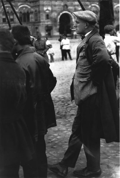 Vladímir Mayakovski en el Primero de mayo de 1928, fotografía de Ignatovich Boris Vsévolodovich.