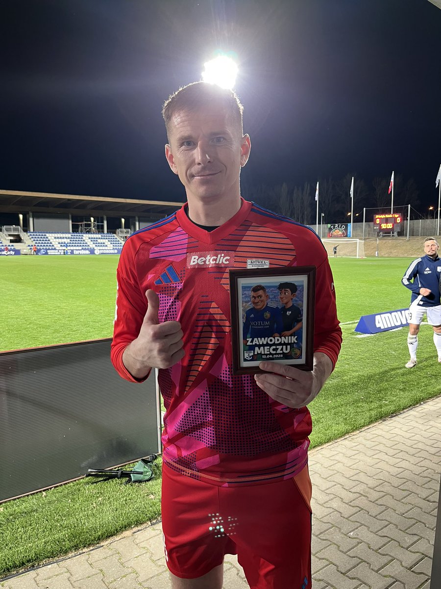 Zawodnikiem meczu Kotwica Kołobrzeg - Miedź Legnica naszym zdaniem został Marek Kozioł i z ramienia Kącika Piłkarskiego <a href="/MMAfistsPL/">MMAfists.pl</a> odebrał nagrodę!👏🏼