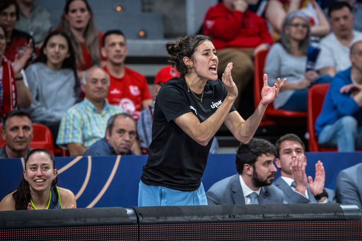 USK PRAHA, ¡CAMPEÓN de la <a href="/EuroLeagueWomen/">EuroLeague Women</a>! 🏆

Triunfo ante CBK Mersin (53-66) en la final.

👏Enhorabuena, <a href="/maitecazorla5/">Maite Cazorla</a> 
👏Enhorabuena, <a href="/MariaaConde/">Maria Conde</a> 

📸FIBA