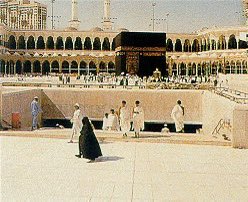 كان لبئر زمزم مدخل في صحن المطاف يصل إليه الحجاج والمعتمرون بشكل مباشر وفي عام 1424هـ ضمن توسعة الملك فهد رحمه الله تمت تغطية المداخل لزيادة المساحة 400 متر مربع وتحسين انسيابية الطواف ورفع الطاقة الاستيعابية وتوفير راحة أكبر لقاصدي المسجد الحرام
#مكة_المكرمة #الحرم_المكي
