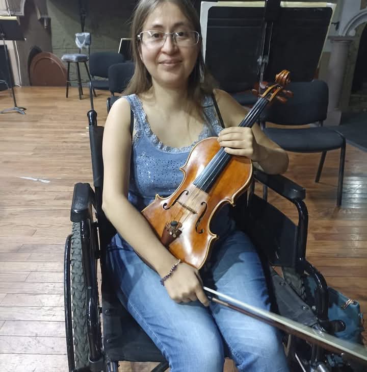 Anoche falleció Montserrat Sierra una violinista de 35 años quien a pesar de  padecer distrofia de cadera, vivía con cierta alegría junto a su menor hija, su pareja y su familia.
Por años estuvo luchando contra el gobierno de San Luis Potosí porque la despidieron