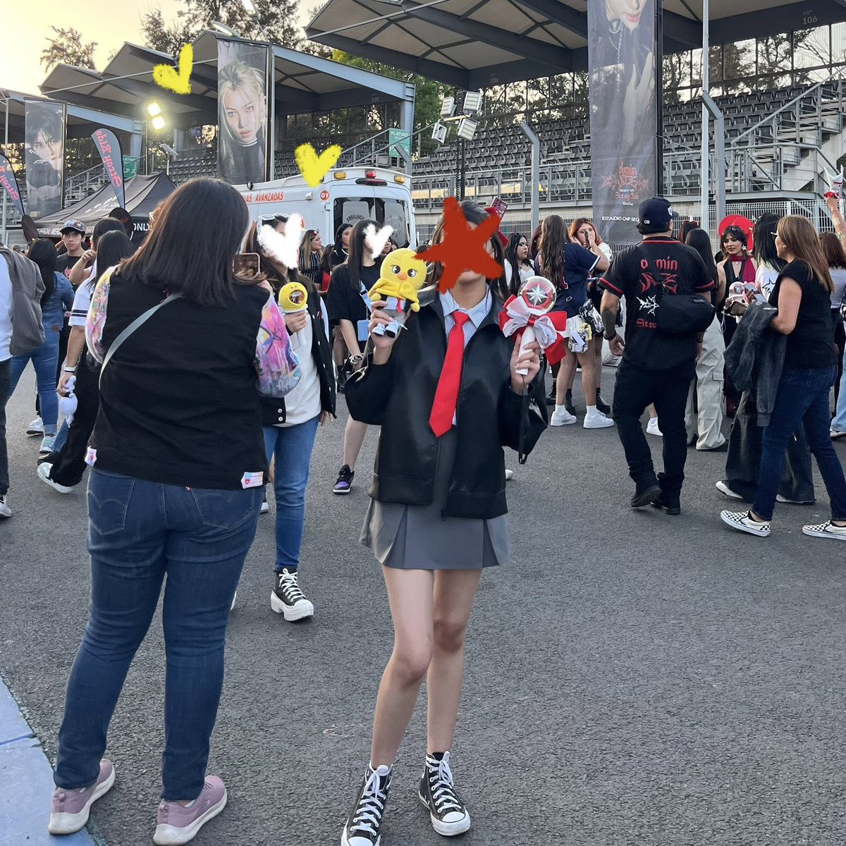 leaatyfly's tweet photo. Mi outfit del concierto de ayer estaba inspirado en el outfit de Mountains de Felix 
#StrayKids #스트레이키즈
#dominATE
#dominATE_MEXICOCITY 🇲🇽♥️
#YouMakeStrayKidsStay https://t.co/a8xFtDRNqM
