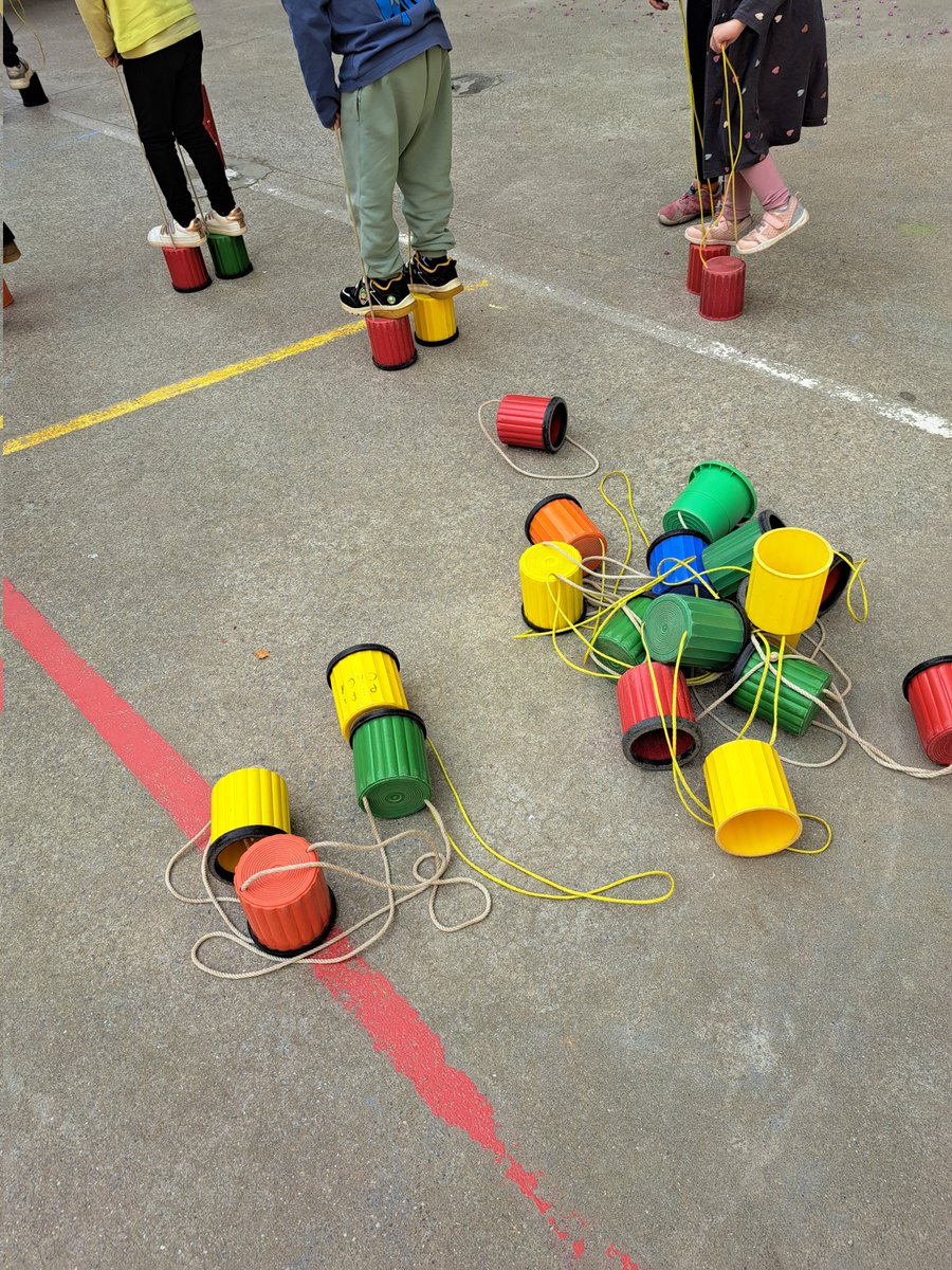 Tanquem el 2n trimestre de la millor manera! Matí dolç de xocolatada i circuit per als més petits 🍫 i tarda sobre rodes per als grans: patinets, skates, patins... i molta marxa! 🛴🛹 Això sí que és acabar bé!