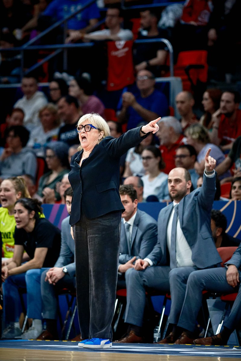 Lvallejocolom's tweet image. Natalia Hejkova, a sus 71 años y en el día de su retirada, se proclama CAMPEONA de la @euroleaguewomen por SEXTA VEZ.

2025
2015
2008
2007
2000
1999

La entrenadora con más títulos en la era moderna de la competición.

Si nos vamos hasta 1958, iguala a Aldo Como (6) en la segunda…