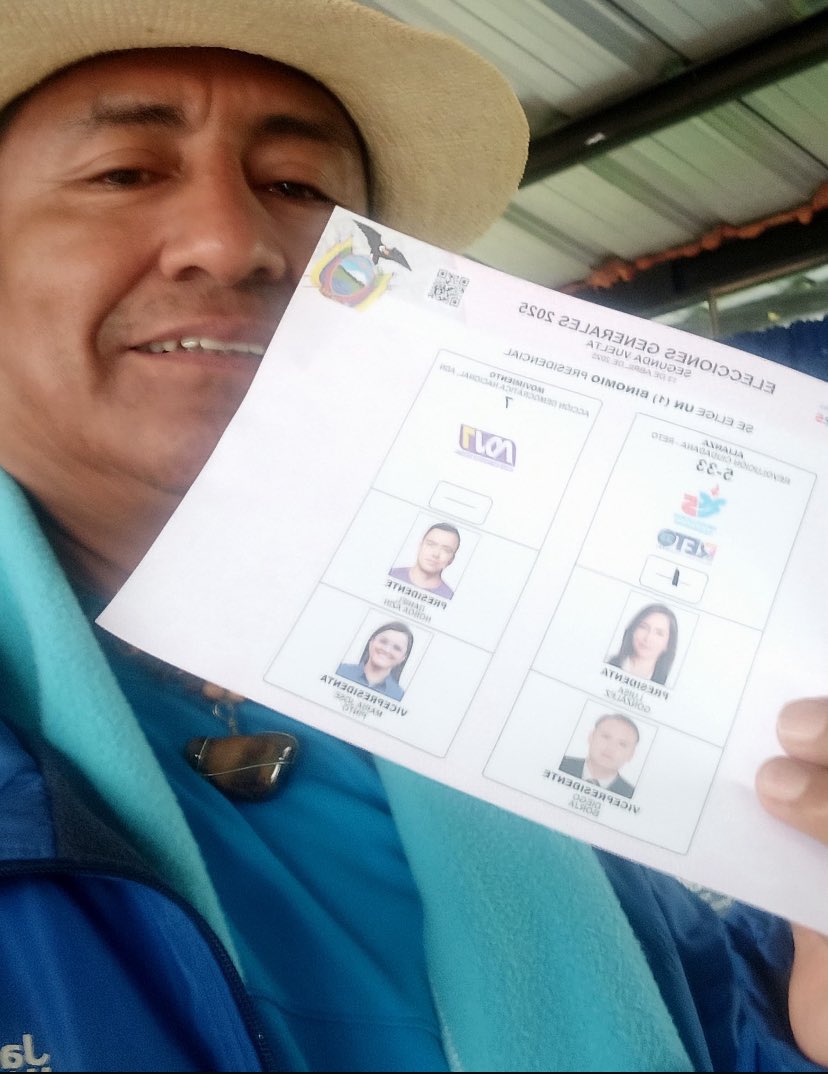 RaulEspinelDED's tweet photo. El ex legislador correísta Rodrigo Collaguazo, incumple la ley y se fotografía con el voto. @cnegobec que pasa aquí? #EleccionesEcuador2025 https://t.co/bQiJx6gIM7