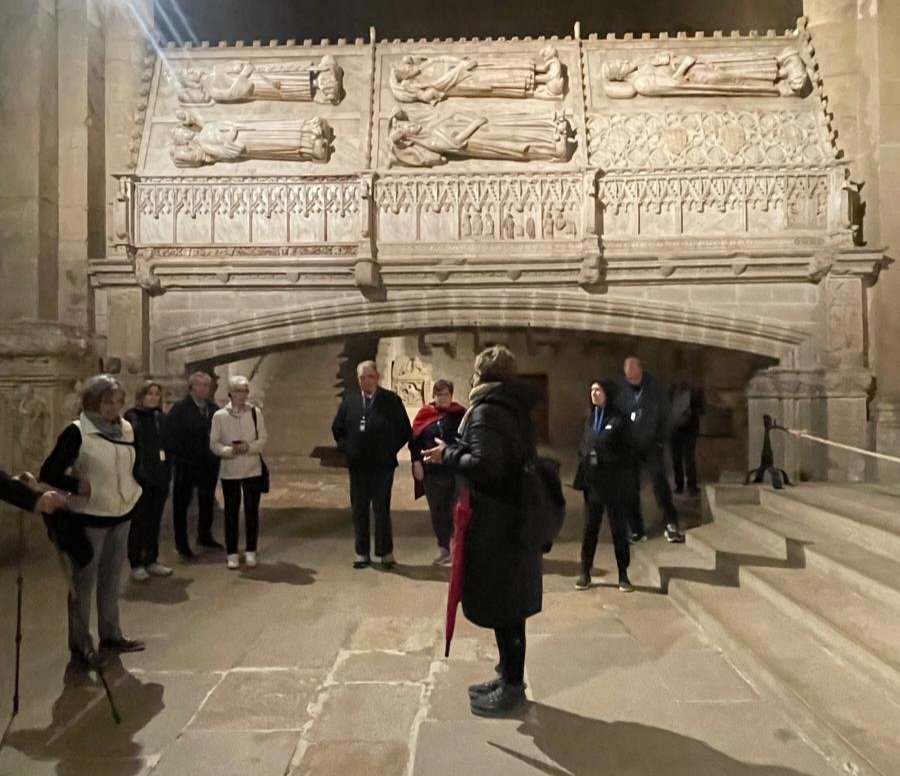 Itinere Tarragona (@itineretarraco) on Twitter photo Entre les tombes reials, al bell mig de l'església. Per mandat del rei Pere el Cerimoniós, al s. XIV, hi reposen les restes de vuit reis i cinc reines. La nostra companya Geòrgia fa gala del seu domini de la història i va desgranant qui és qui al panteó reial del <a href="/MonestirPoblet/">Monestir de Poblet</a>. Entre les tombes reials, al bell mig de l'església. Per mandat del rei Pere el Cerimoniós, al s. XIV, hi reposen les restes de vuit reis i cinc reines. La nostra companya Geòrgia fa gala del seu domini de la història i va desgranant qui és qui al panteó reial del <a href="/MonestirPoblet/">Monestir de Poblet</a>.