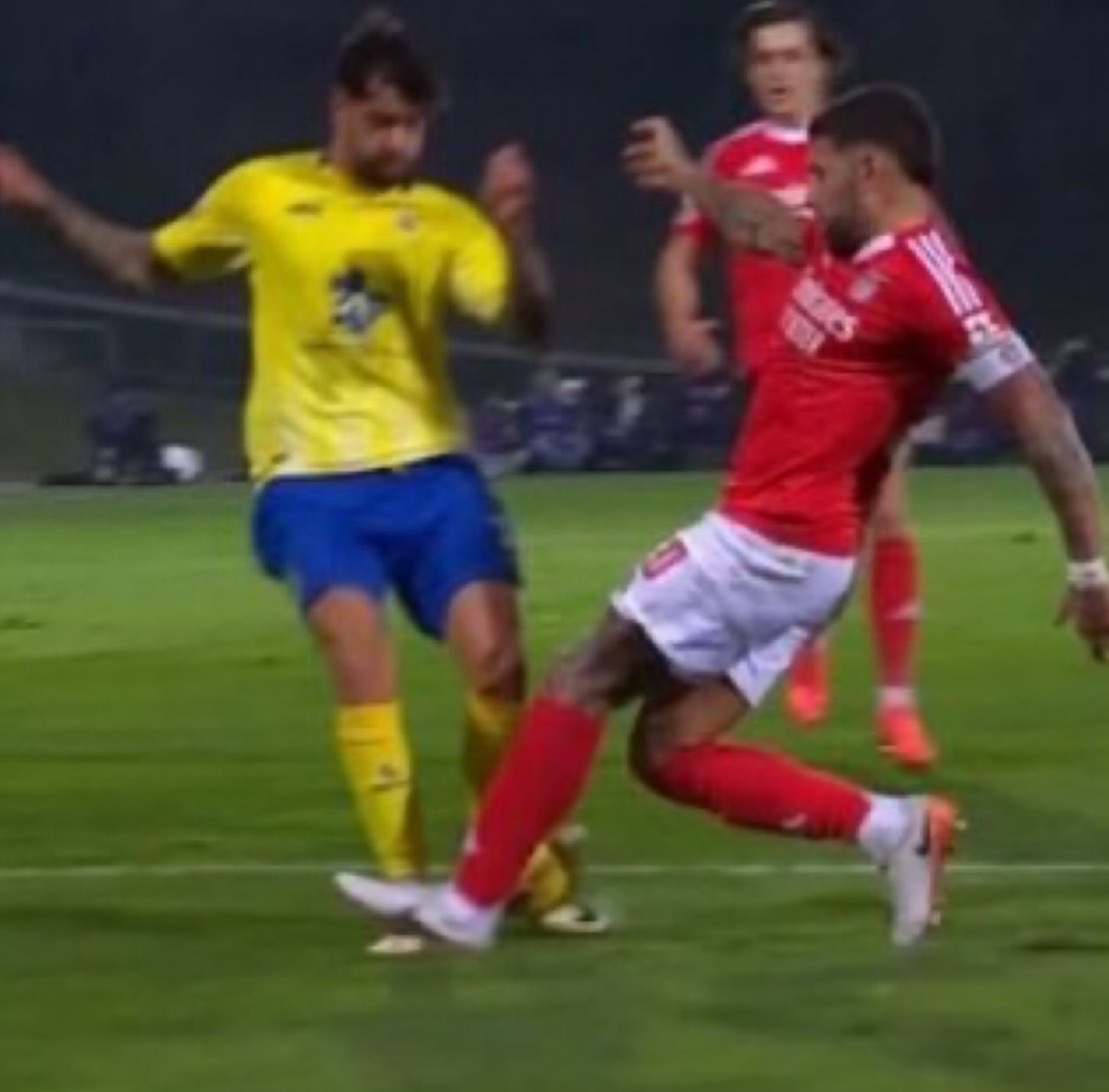 Sporting_CPAdep's tweet photo. @CabineSport Eu podia meter aqui os mais de 10 lances em que o Benfica foi beneficiado desde o início do campeonato, mas já que o jogo foi contra o Arouca vamos recuar precisamente 1 volta atrás.

Onde estavas tu aqui Rui? https://t.co/DBS9o1vSsM