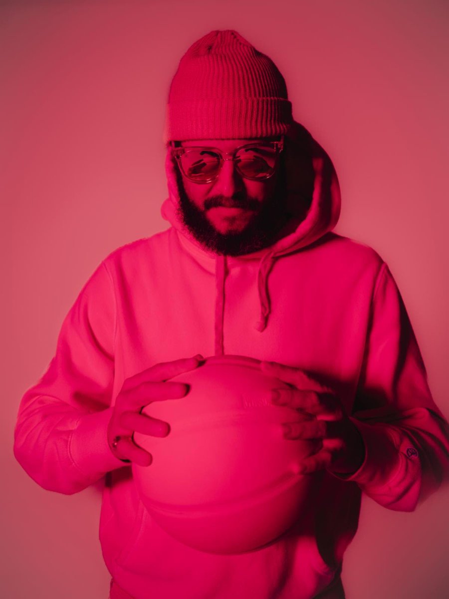 stereogum's tweet image. Justin Vernon launched Bon Iver’s new album ‘SABLE, fABLE’ with a basketball tournament in LA 👇