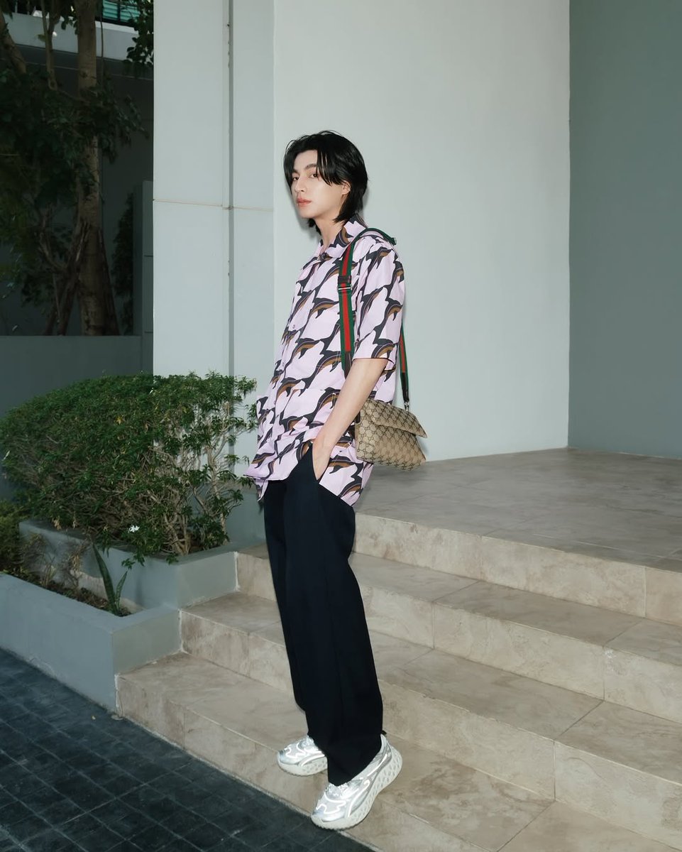 sweaterpaws_97's tweet photo. Gulf is wearing a pink dolphin-patterned shirt and carrying a Gucci crossbody bag ❤️💚
GULF GUCCI BRAND AMBASSADOR
#GulfBAGucci
@Gulfkanawut @gucci
#GuccixGulf
#Gulfkanawut
#Gucci https://t.co/zuf0yBmxI3