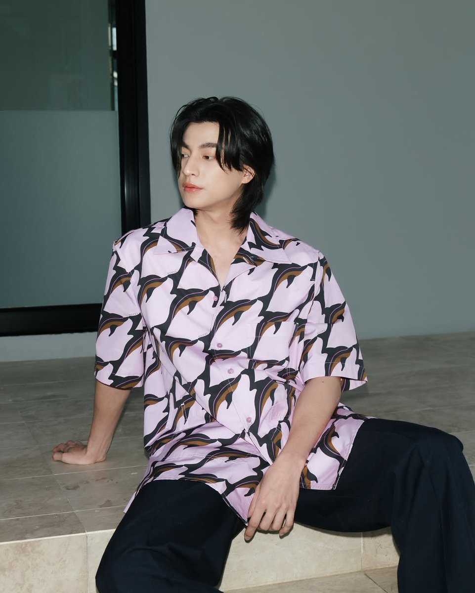 sweaterpaws_97's tweet photo. Gulf is wearing a pink dolphin-patterned shirt and carrying a Gucci crossbody bag ❤️💚
GULF GUCCI BRAND AMBASSADOR
#GulfBAGucci
@Gulfkanawut @gucci
#GuccixGulf
#Gulfkanawut
#Gucci https://t.co/zuf0yBmxI3
