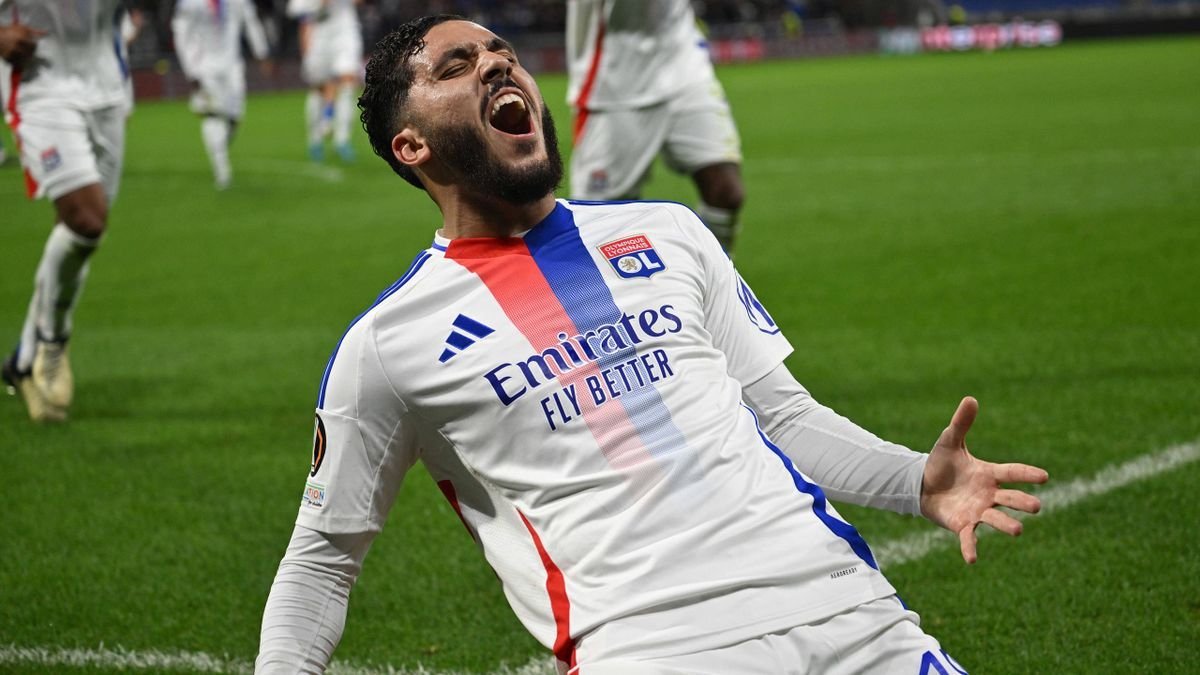 AndiOnrubia's tweet photo. Rayan Cherki en sus últimos catorce partidos:

-Asistencia vs OM
-Gol y 2 asistencias vs Reims
-Asistencia vs Montpellier
-Gol vs PSG
-2 asistencias vs Brest
-2 asistencias vs FCSB
-Gol vs Nice
-Asistencia vs FCSB
-Sin gol ni asistencia vs Le Havre
-Gol + 2 asistencias vs Inglaterra sub 21. 
-Sin gol vs Strasbourg 
-Gol vs Lille
-Gol vs Manchester United.
-Gol vs Auxerre.

Un escándalo. 21 años.
