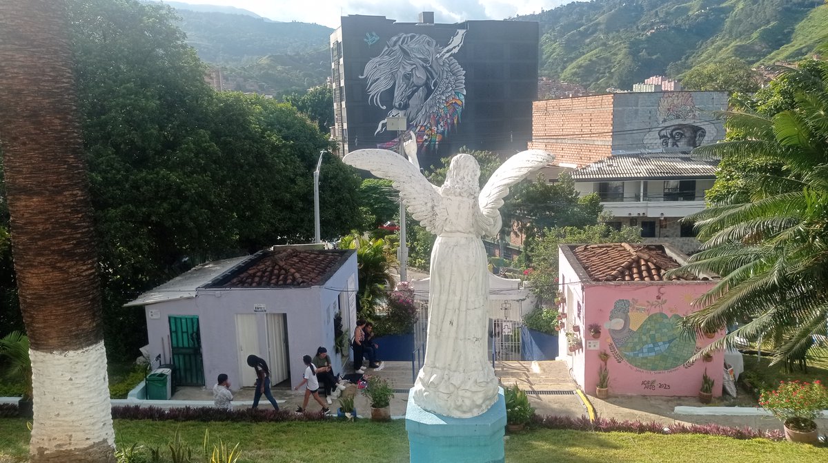 El pasado sábado 12 de abril participamos en la jornada de cierre de la Semana de las Víctimas en la Comuna 13 de Medellín, junto a <a href="/agroartecol/">Agroarte Colombia</a>, en el Cementerio de La América-San Javier, orientada con la frase «Sólo las repeticiones llegan hasta el corazón». Sigue el hilo ⬇️🧵