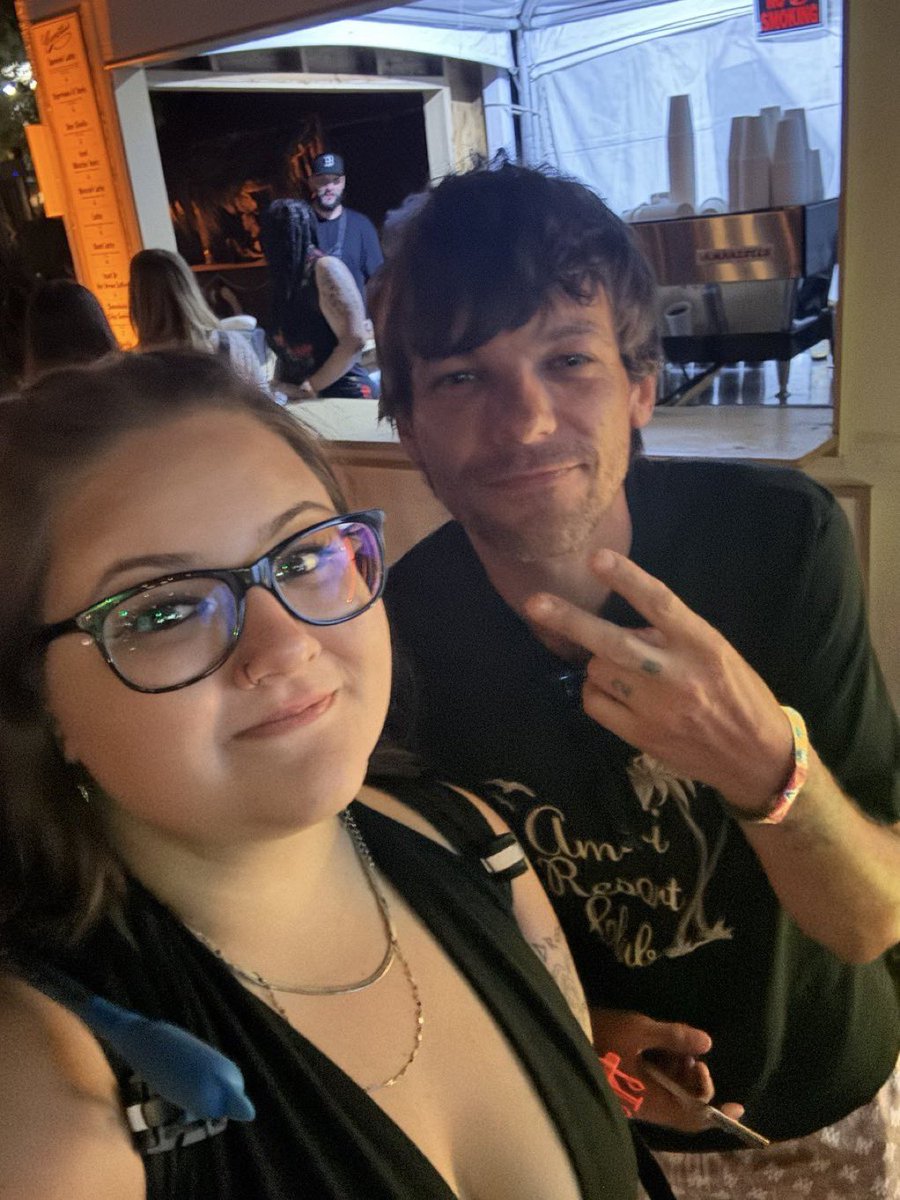 LouisMxOficial's tweet photo. ¡Louis con fans en Coachella! 

📸: iwner, wowimsarina, abigaiilcomrie, jadynontour https://t.co/MeBFTmA7pA
