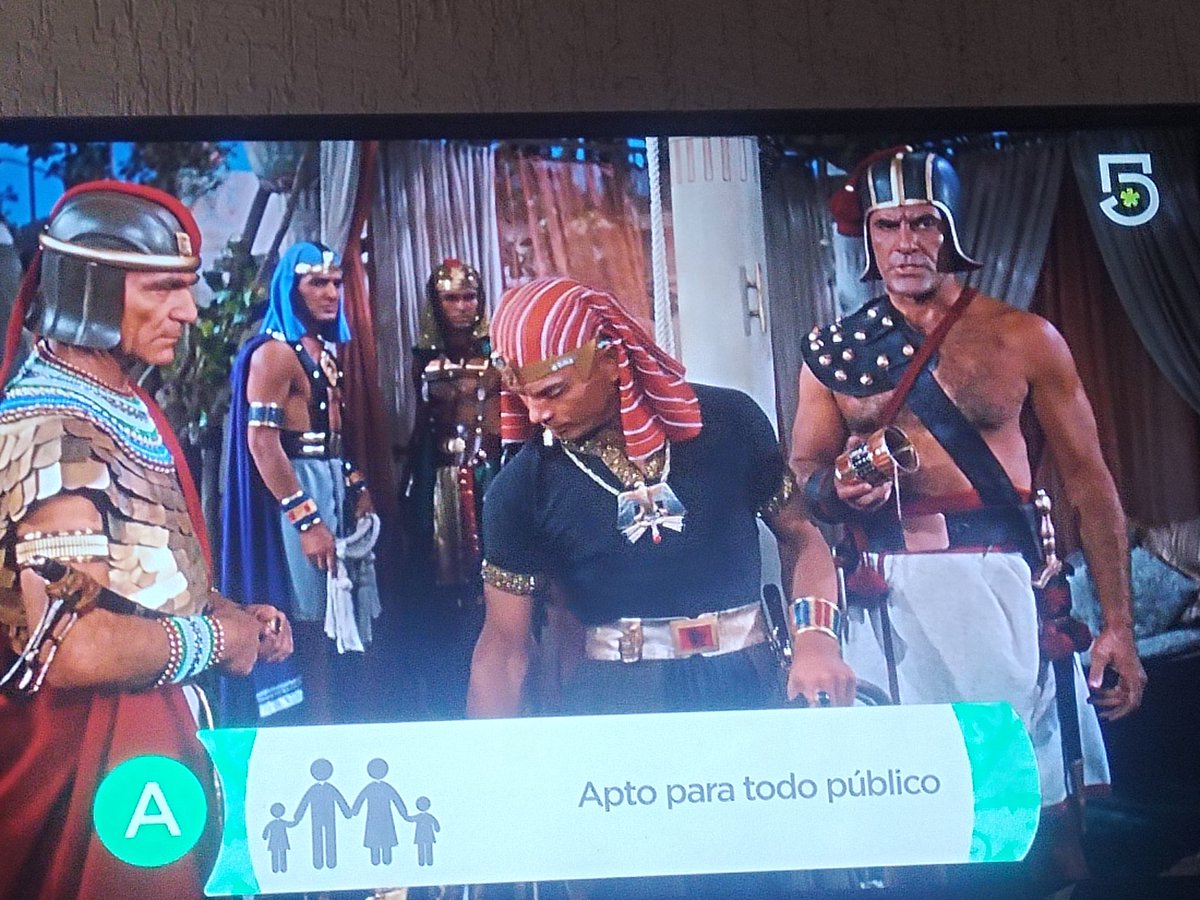 JDFA2010's tweet photo. Gracias @MiCanal5  por transmitir está película tradicional de estás fechas y con su doblaje original https://t.co/8R5zppFBjL