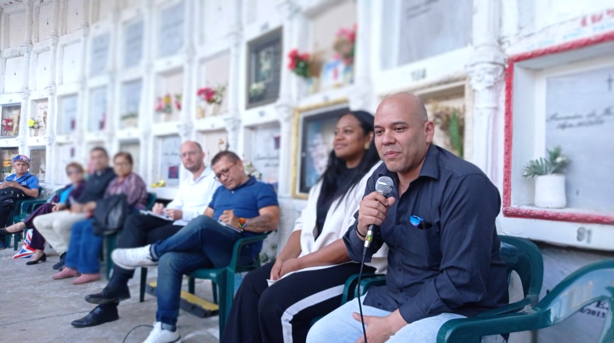 Alberto Santos, asesor de la Estrategia de Territorialización del <a href="/CentroMemoriaH/">Centro Nacional de Memoria Histórica</a> , compartió con la comunidad y las organizaciones presentes los procesos de apropiación social, memoria y esclarecimiento de la verdad en los que acompañamos a las víctimas del conflicto.