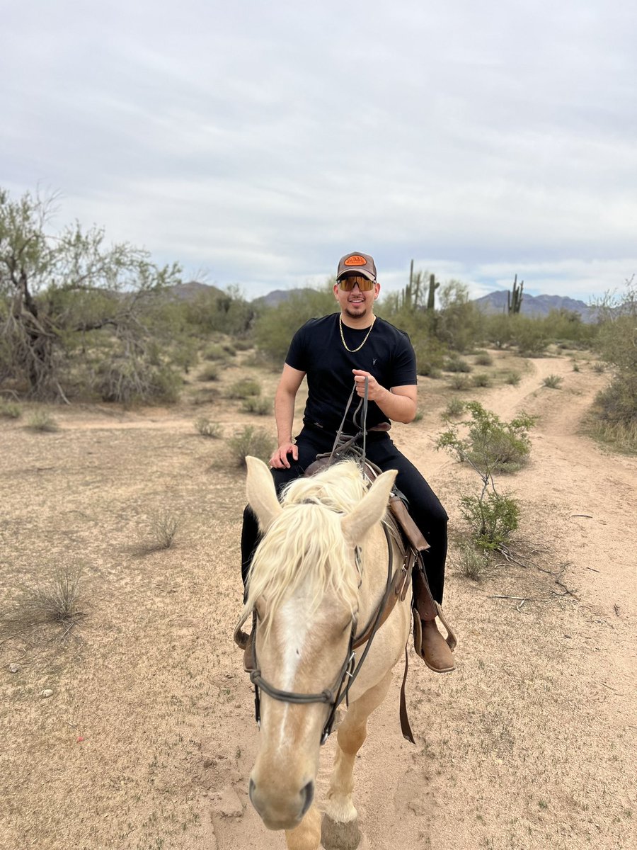 _Leonelenrique's tweet photo. Yeah ride a horse or whatever 🐎 🐴 https://t.co/JflhSYHQJj