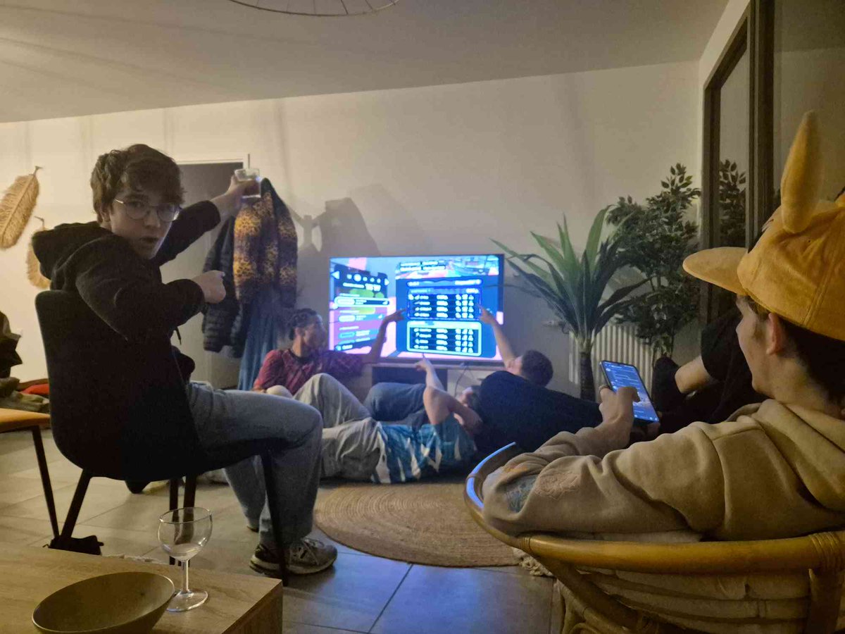 Quoi de mieux que de terminer le week-end sur une victoire ✨️🍀 Bad luck termine premier de son groupe Luti ! 

Sora - tétra fatigué 
Tony - pour fêter ça petite techno 
Fodder - je vous laisse je suis fatigué 
Nytra - super sub x sm3 ❤️
Skyox - 21h41 je branche ma switch