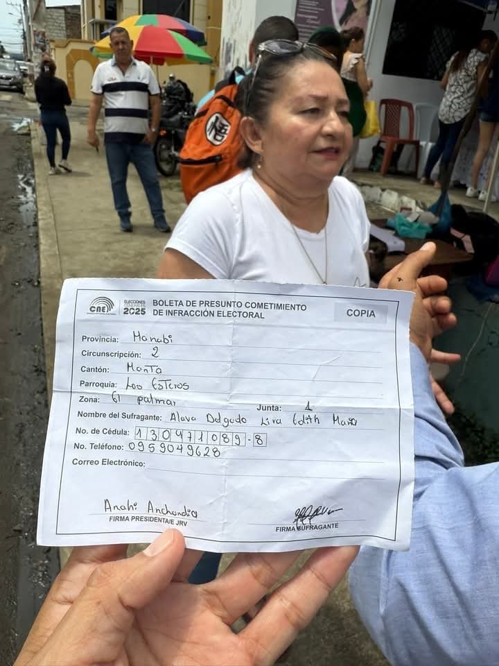 CrisAlvaradoooo's tweet image. Cuando la gente te diga que no existe la lucha de clases, enséñales quienes tienen multa y quienes no: