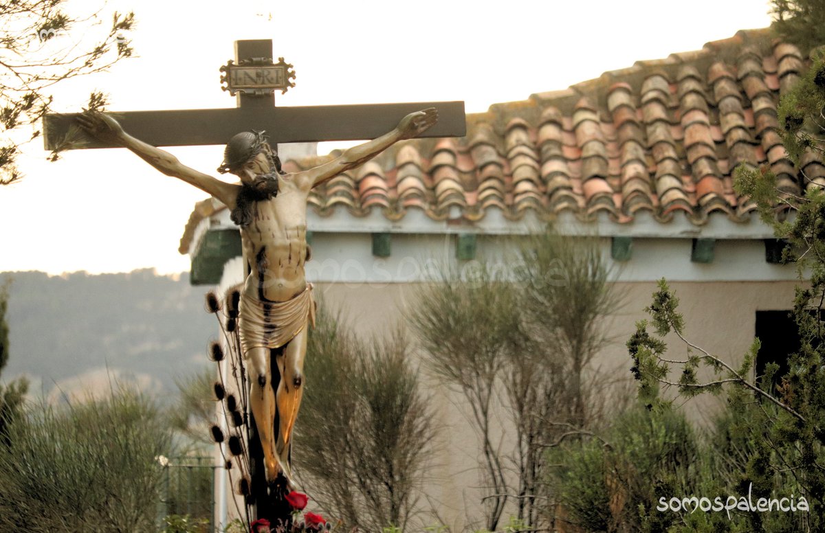 SomosPalencia's tweet photo. Hasta el Cristo del Otero #Palencia ha subido la procesión del Santo Rosario del Dolor en este Domingo de Ramos 🕯 https://t.co/uMEwIvPSAR