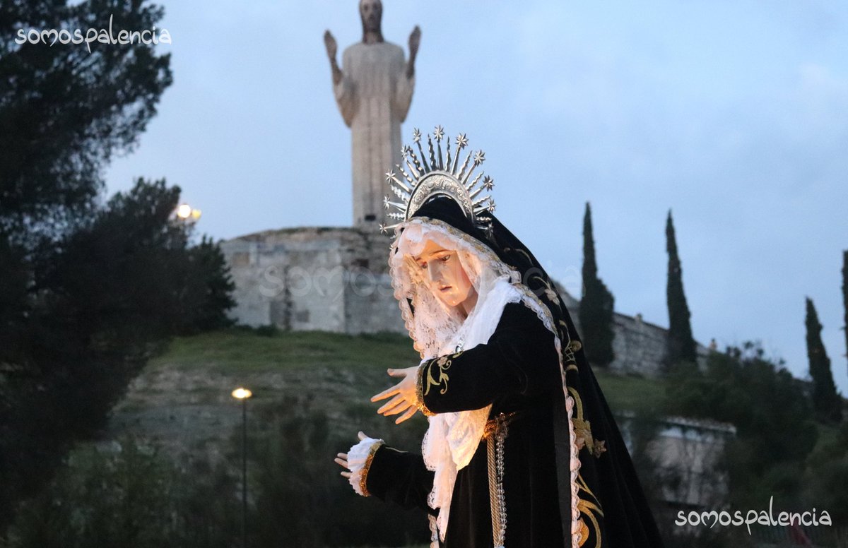 SomosPalencia's tweet photo. Hasta el Cristo del Otero #Palencia ha subido la procesión del Santo Rosario del Dolor en este Domingo de Ramos 🕯 https://t.co/uMEwIvPSAR