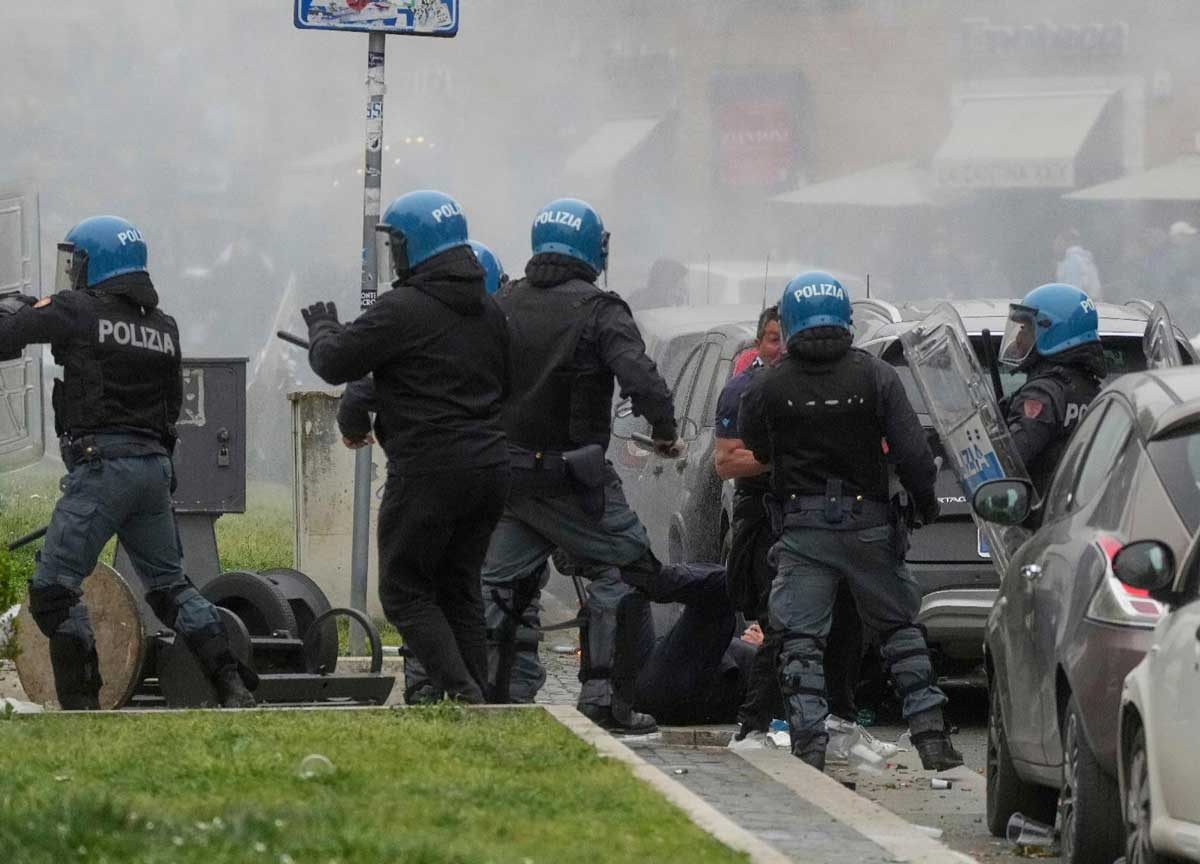 Lazio-Roma, prima del derby la follia: scontro tra le tifoserie, 13 agenti di Polizia feriti. Guerriglia a ponte Milvio. Alle 17,30 l'attacco degli Ultras della Roma: la Celere separa le tifoserie con idranti e lacrimogeni. IL VIDEO
…w-affaritaliani-it.cdn.ampproject.org/c/s/www.affari…