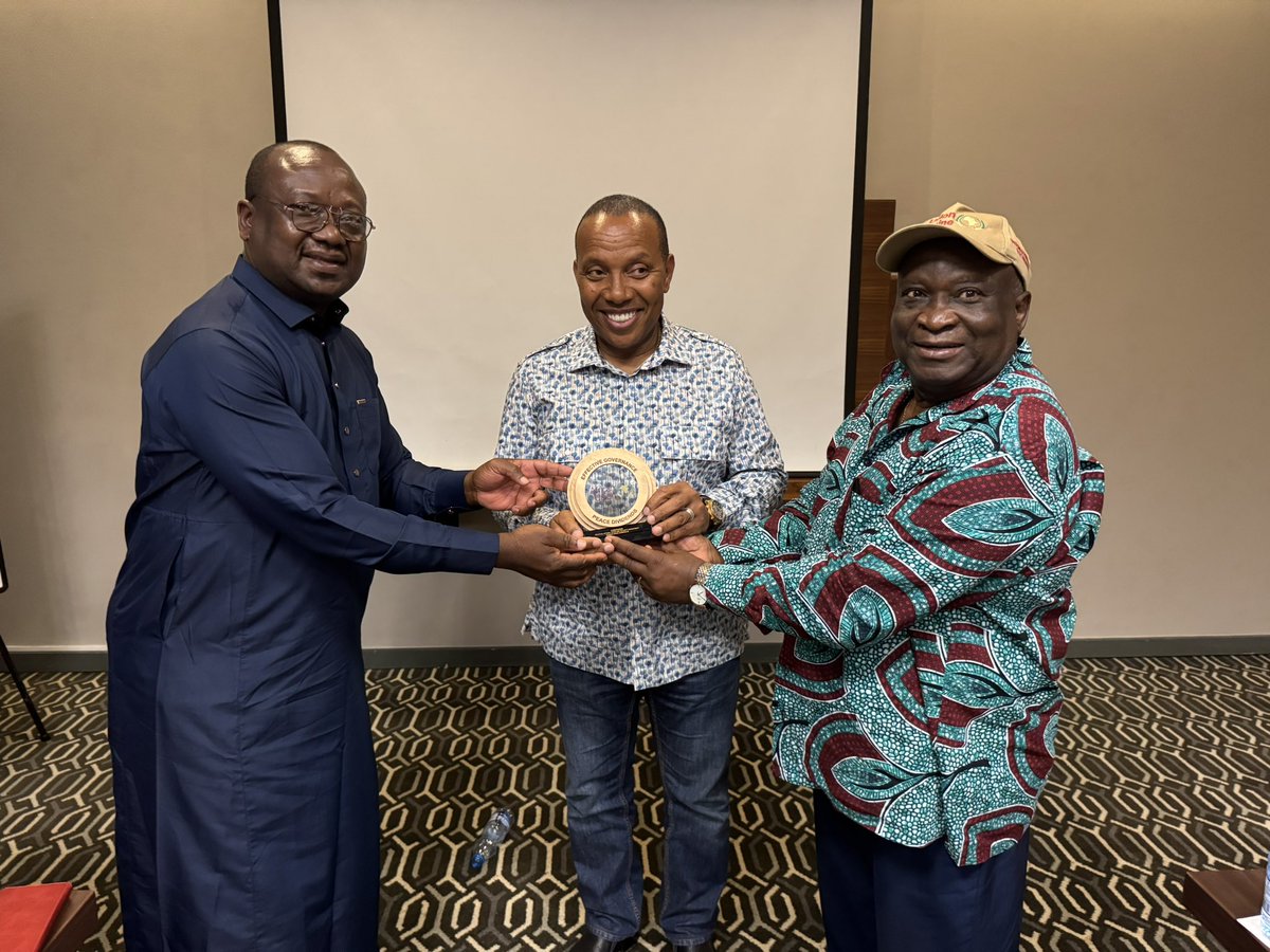 AUC_PAPS's tweet photo. S.E. @TrovoadaPatrice, Chef de la MOEUEA pour les élections présidentielles du 12 avril 2025 au #Gabon, a tenue une session de debriefing avec les observateurs électoraux de l'#UA sur leur observation de l'élection presidentielle à travers le pays. Il leur a remis des 1/2 https://t.co/nlU4ApKPry