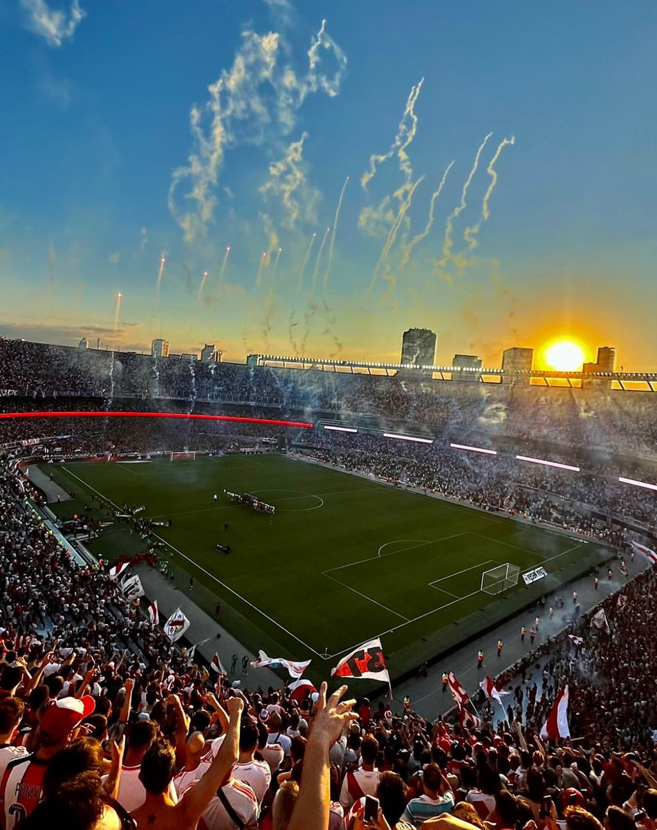 CodereArgentina's tweet image. ⚠️¡Atención hinchas de River!⚪️🔴⚪️

Si hoy GANA RIVER, sorteamos 2 camisetas del millo entre todos los que interactúen con este tweet