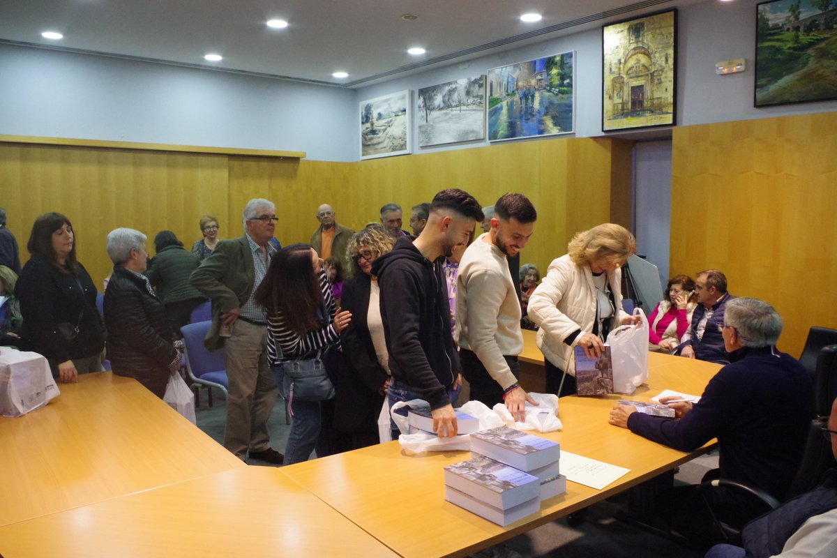 📖En la tarde de ayer se presentó con gran acogida el #libro 'Enciclopedia belalcazareña' de Rafael López Monge, en un acto que resultó multitudinario y desbordó el salón de plenos del Ayto. de #Belalcázar.

+ℹ️ sobre el acto y dónde adquirir los libros ➡️ bit.ly/43N0pgQ