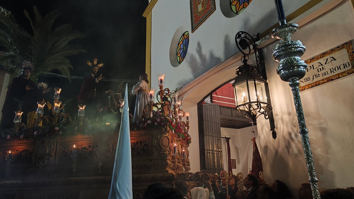 El Stmo Cristo de la Salud sobre su misterio en la plaza de Nuestra Señora del Rocío. El señor cerquita del simpecao de la blanca paloma. 
#SaludyVictororia #LaBorriquita #DomingodeRamos #SsantaCoriadelRio25