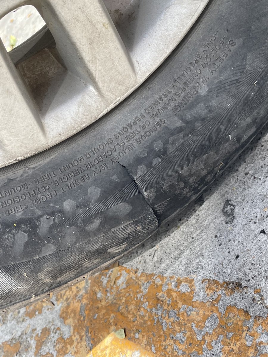 camandsaav's tweet photo. @GuadalajaraGob @Trafico_ZMG @VialidadGuad 
En el cruce de Av Cubilete y López Mateos sobre la banqueta, la protección metálica está rota y expuesta. Al dar la vuelta me tronó la llanta al instante. 
Por favor les pido su atención para arreglarlo. Está muy peligroso. https://t.co/vWS4QLZnkJ