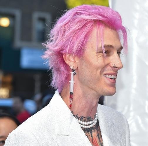 txtmgk's tweet image. i miss the pink hair #22DAYSOFMGK