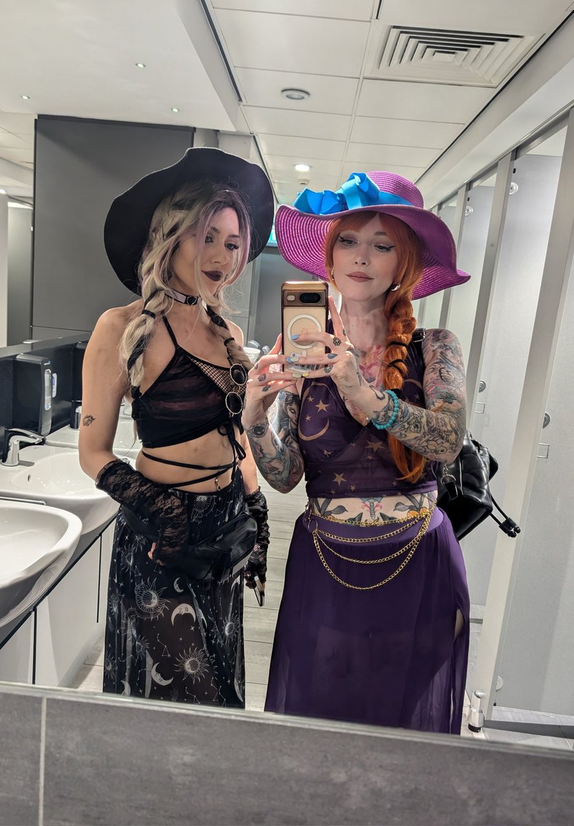 MistyyMelons tweet media