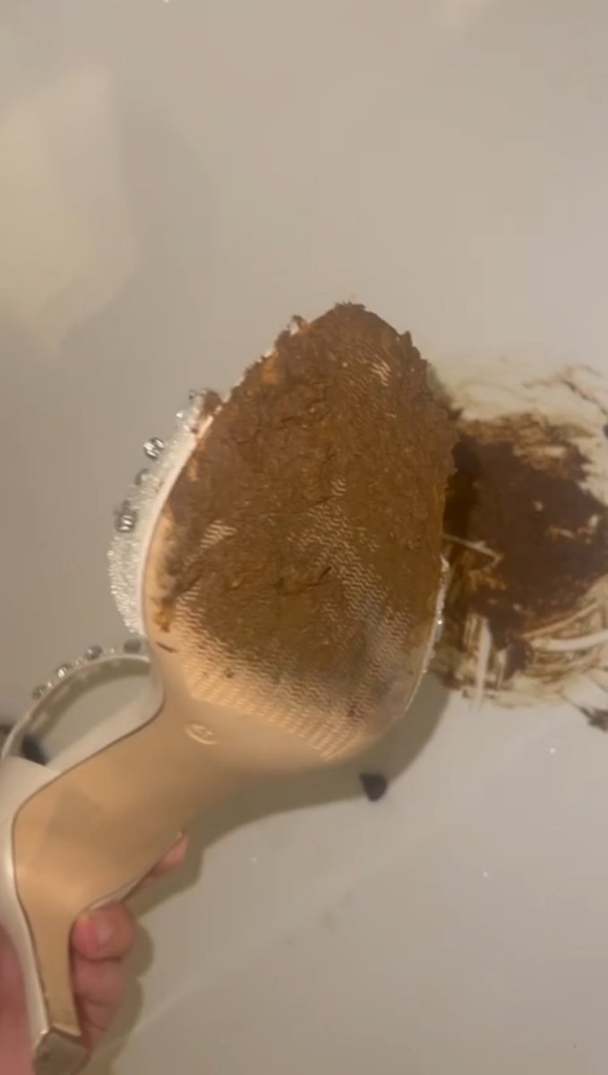 Sie hat es getan. Meine gnadenlose Göttin Leonora hat ihren #KV auf die Sohlen ihrer Schuhe geschmiert 😈 Sie sendet mir die Schuhe zu und ich muss als ihr #Schuhlecker sie sauber lecken 🤢 Ich werde keine Wahl haben, denn sie möchte Beweisvideos von mir