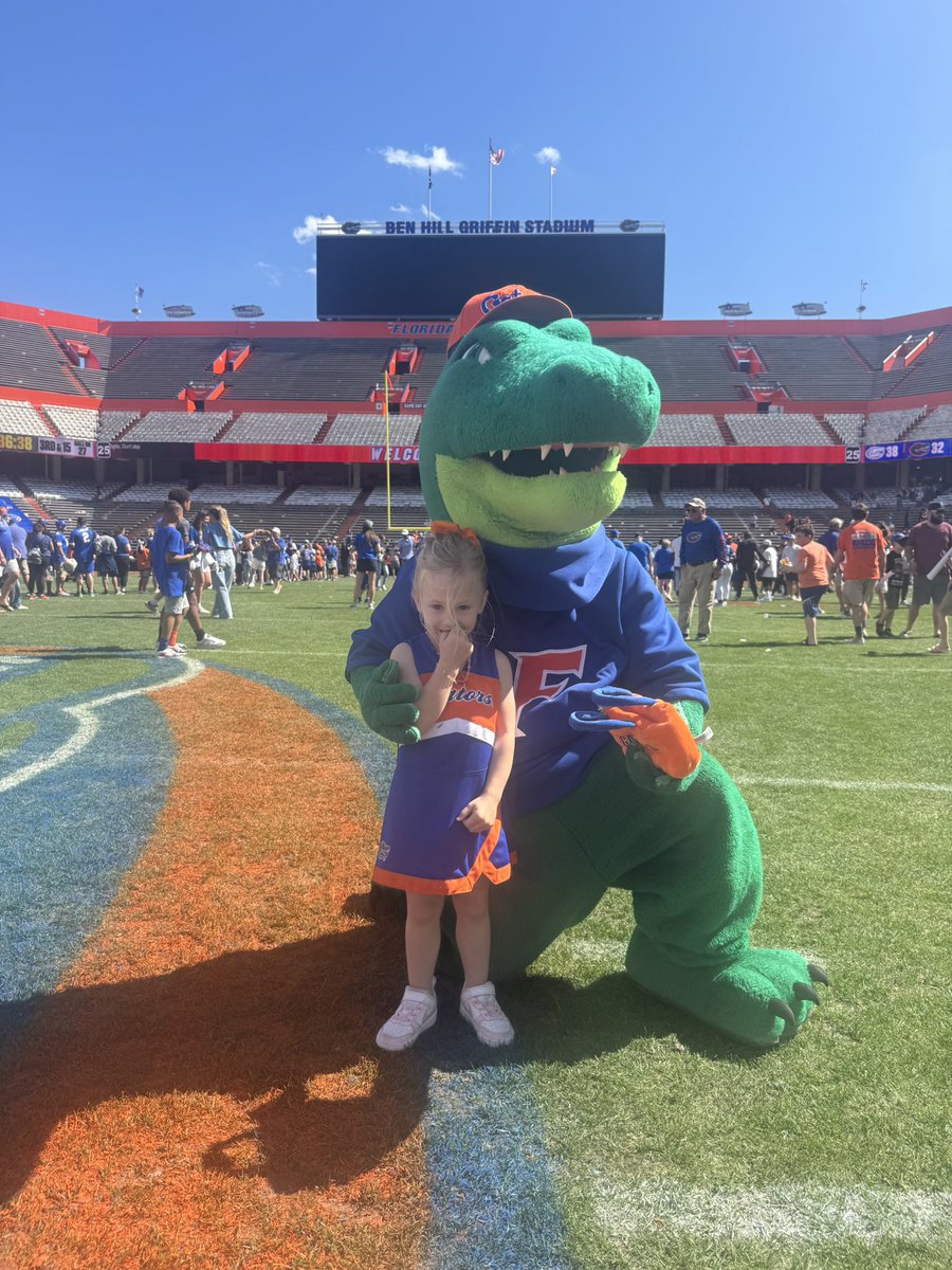 Mila loving Albert at the Spring Game!!  #gators #springgame #albert