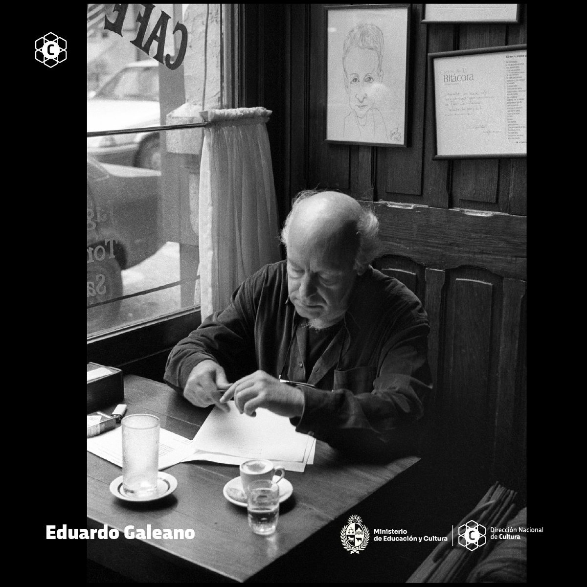 📚✨ A diez años de su partida, celebramos la vida y la palabra de Eduardo Galeano. Autor de miradas profundas y de voces que siguen resonando en nuestra memoria colectiva.  

📷: Jorge, Ameal, 2001. Archivo CdF

#Galeano10Años #CulturaViva #Uruguay