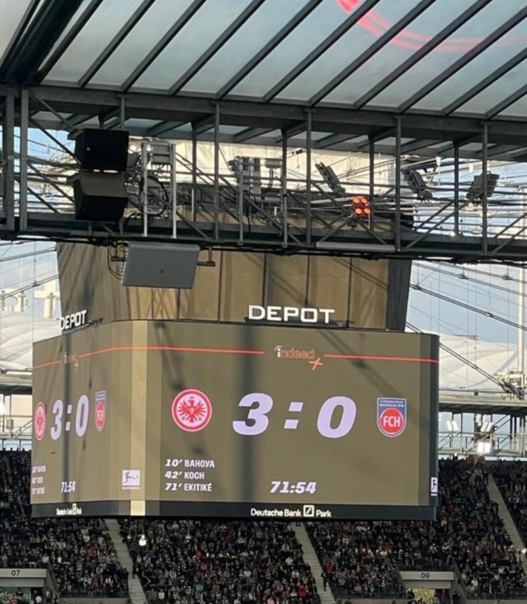 Wichtige drei Punkte im Kampf um die #ChampionsLeague . #SGEFCH #heki 🖤🤍❤️