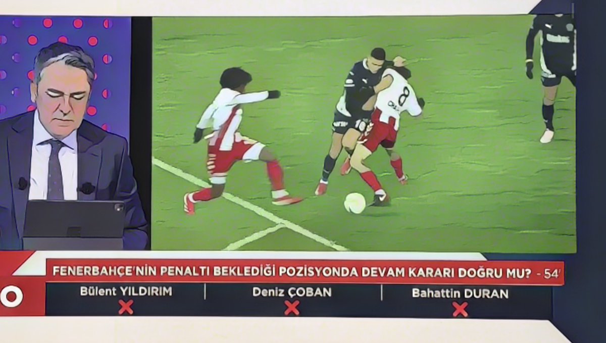 Trio:
Mert Müldür’ün yerde kaldığı pozisyon penaltı. Tek tartışılacak konu buna VAR karışır mı, karışmaz mı konusu.
Mert rakibini geçmiş, Charisis dizini rakibinin önüne açıyor ve geçme şansı bırakmıyor, temas da oluşuyor.
Pozisyon penaltı.
- B.Y ve D.Ç: VAR devreye girmeliydi.
-