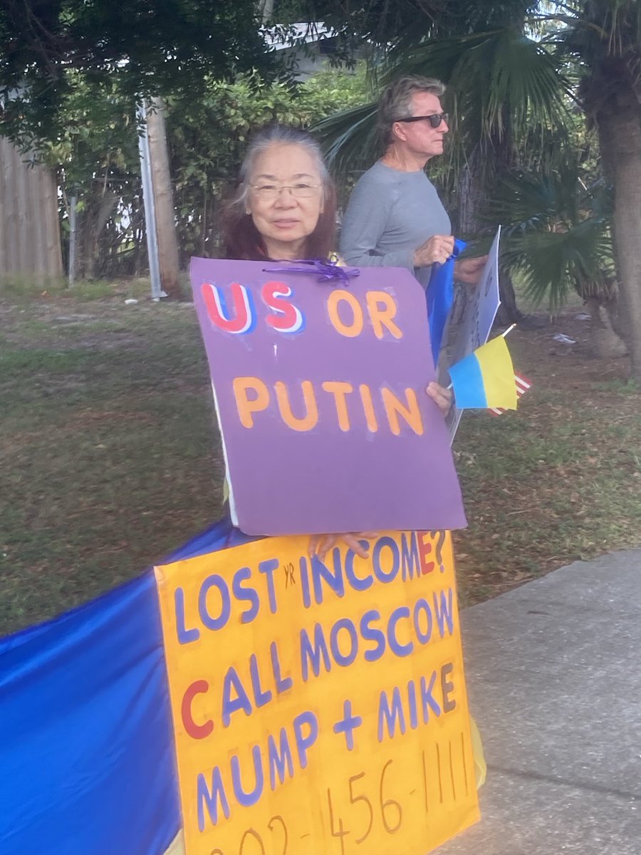 ButtersKatz's tweet photo. #NotMyPresident #MotorcadeProtest https://t.co/2Z5Y13wCpL