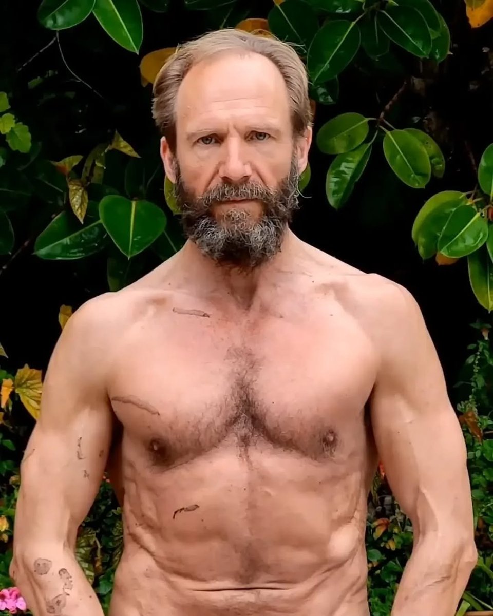 mrralphfiennes's tweet image. 📸 Dan_Avasilcai (Ralph Fiennes' personal trainer)
.
#RalphFiennes #TheReturn