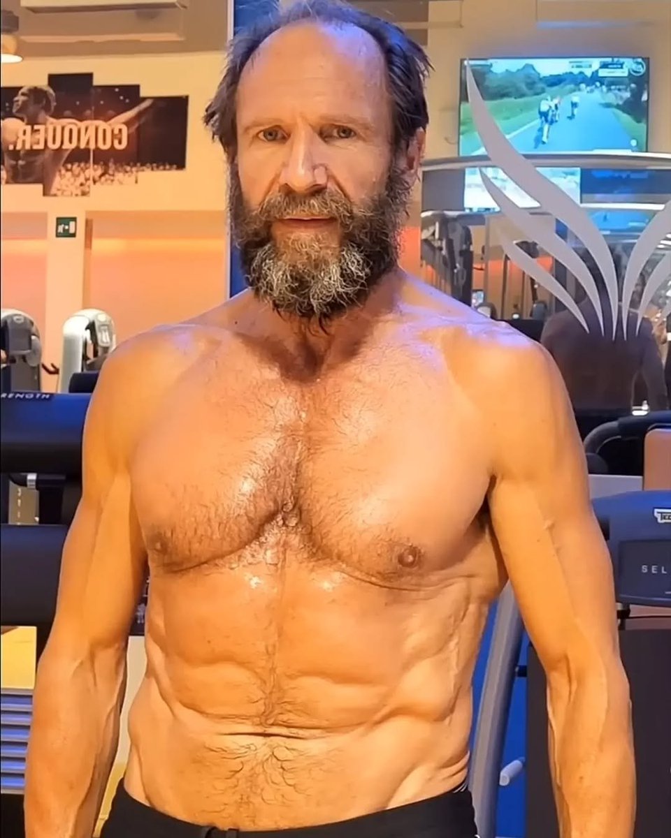 mrralphfiennes's tweet image. 📸 Dan_Avasilcai (Ralph Fiennes' personal trainer)
.
#RalphFiennes #TheReturn