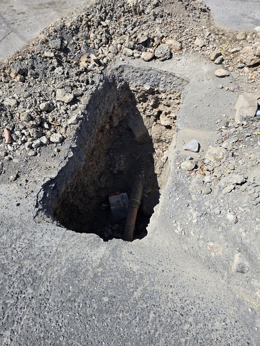 aaron_ugp's tweet photo. @ayd_monterrey #AyDTrabaja #AyDInforma @ayd_monterrey casi dos meses que no han venido a reparar en loma larga 312 entre loma azul y lomas de santa catarina colonia lomas de la fama en santa catarina ya hoy provocó un accidente un vehículo cayó en el agujero cc @JesusNavaNL @stacatarinagob https://t.co/fqAf2QiaTt