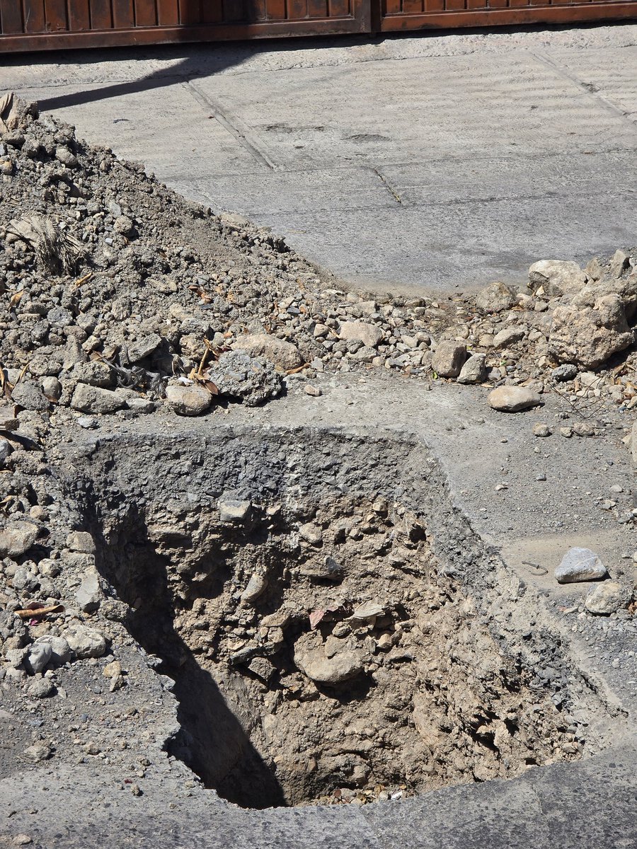 aaron_ugp's tweet photo. @ayd_monterrey #AyDTrabaja #AyDInforma @ayd_monterrey casi dos meses que no han venido a reparar en loma larga 312 entre loma azul y lomas de santa catarina colonia lomas de la fama en santa catarina ya hoy provocó un accidente un vehículo cayó en el agujero cc @JesusNavaNL @stacatarinagob https://t.co/fqAf2QiaTt