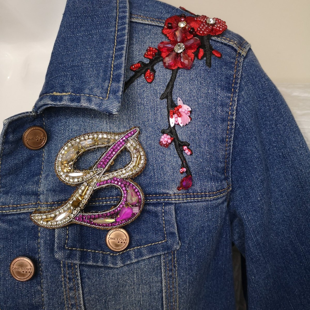 bugembros's tweet image. Our personalized letter brooch models are now available in our Etsy store with different colors and letter options. The letter lapel pin that you can choose for a Mother's Day gift is waiting for you with a 40% discount.
⬇️
bugembros.etsy.com/listing/187894…
bugembros.etsy.com/listing/186995…