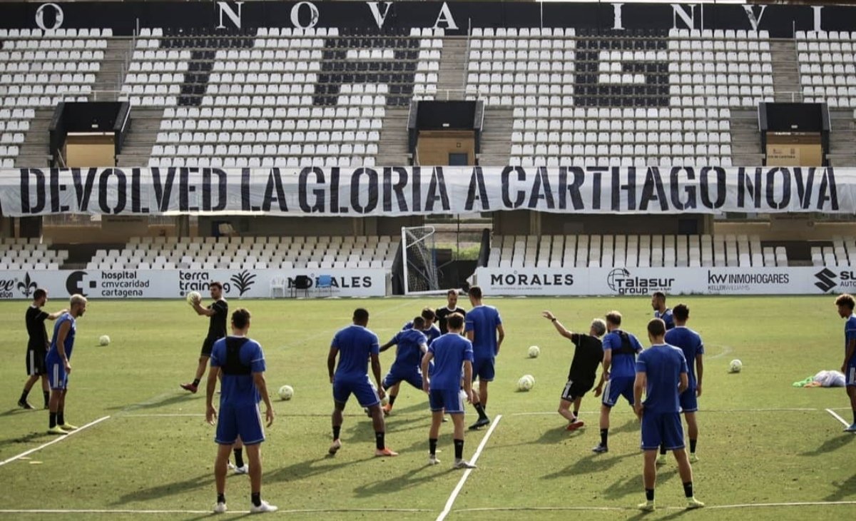 Hoy más que nunca, está "Pancarta" eran pelos de punta cada vez que se pisaba el césped en cada entreno para conseguir ese objetivo

Hoy desde fuera, y más que nunca, cobraria de nuevo sentido!! Pero primero...🧹🧹
Mucho ánimo a toda la afición!!