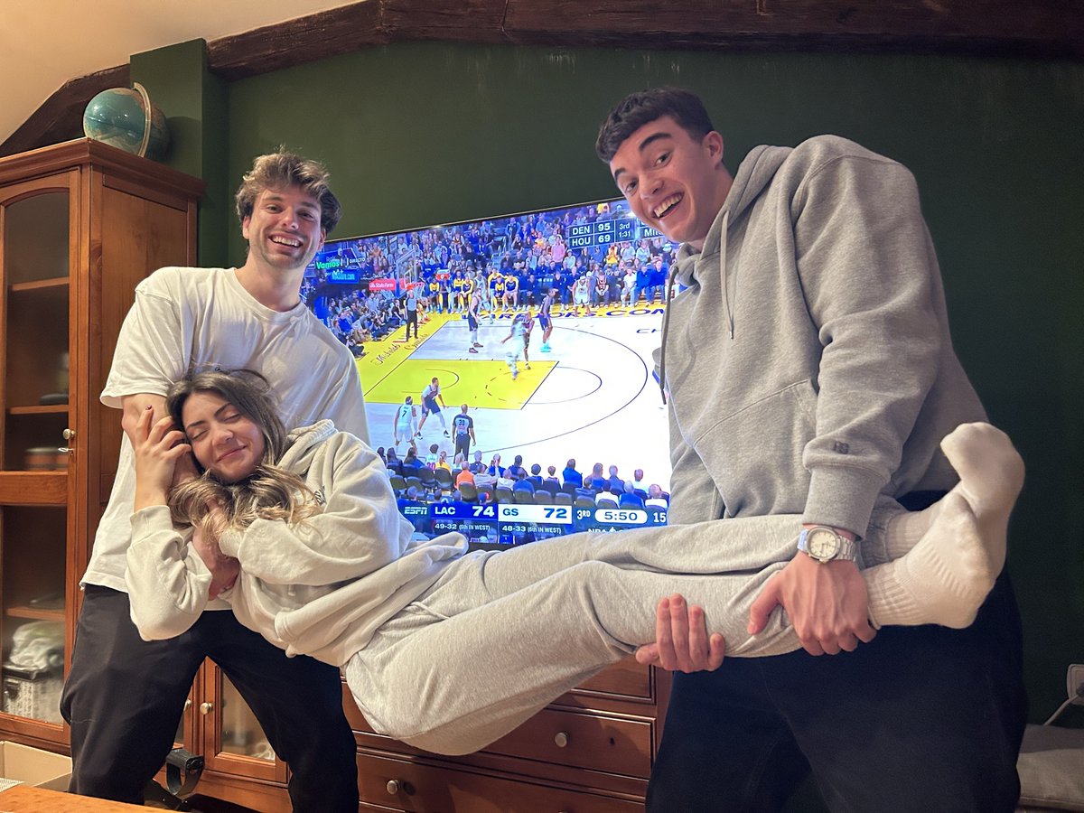 ivannpastrana_'s tweet photo. Toda la familia ready (incluyendo los que madrugan) #dormiresdecobardes @MovistarNBA https://t.co/TkEBXdXFHo