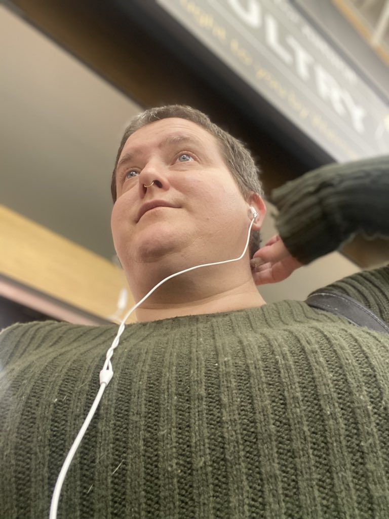 no one knows that I’m wearing my buttplug while grocery shopping