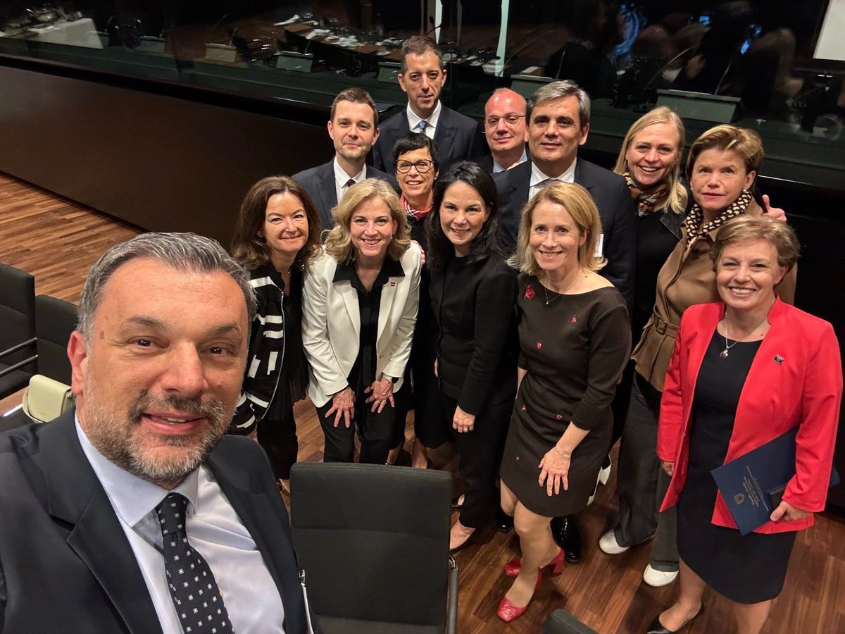 Ein sehr gutes Treffen mit meinen EU-Amtskollegen sowie den Partnern vom Westbalkan im Vorfeld des Rates für Auswärtige Angelegenheiten. Ich freue mich auf die Zusammenarbeit und darauf, euren Weg in die EU zu unterstützen. Die #EU ist ohne den #Westbalkan nicht vollständig.